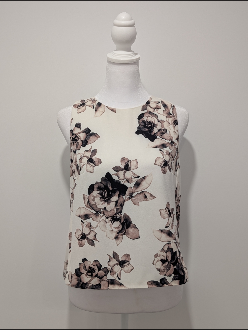 Dynamite Cream Floral Sleeveless Open-Back Shell Blouse